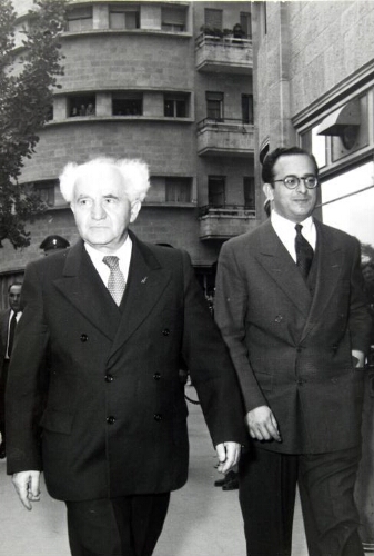 Yitzhak Navon avec Ben Gurion lorsqu'il était son secrétaire politique